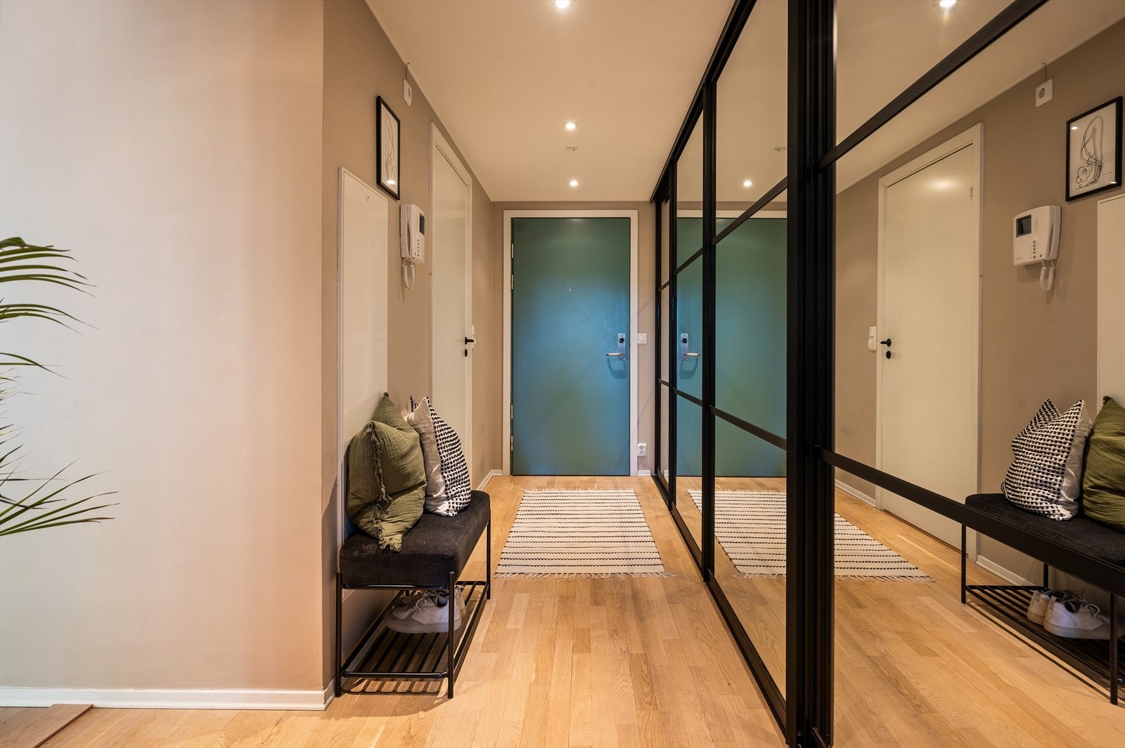 Lys og trivelig entré med plass for ytterklær. Galleribilde