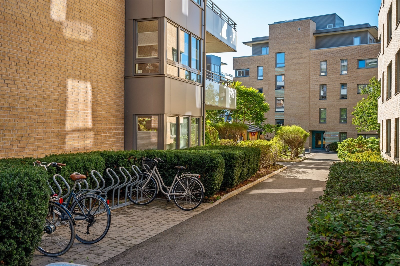 Hyggelig fellesområder med sykkelparkering, gangstier og hekkbeplantning. Galleribilde