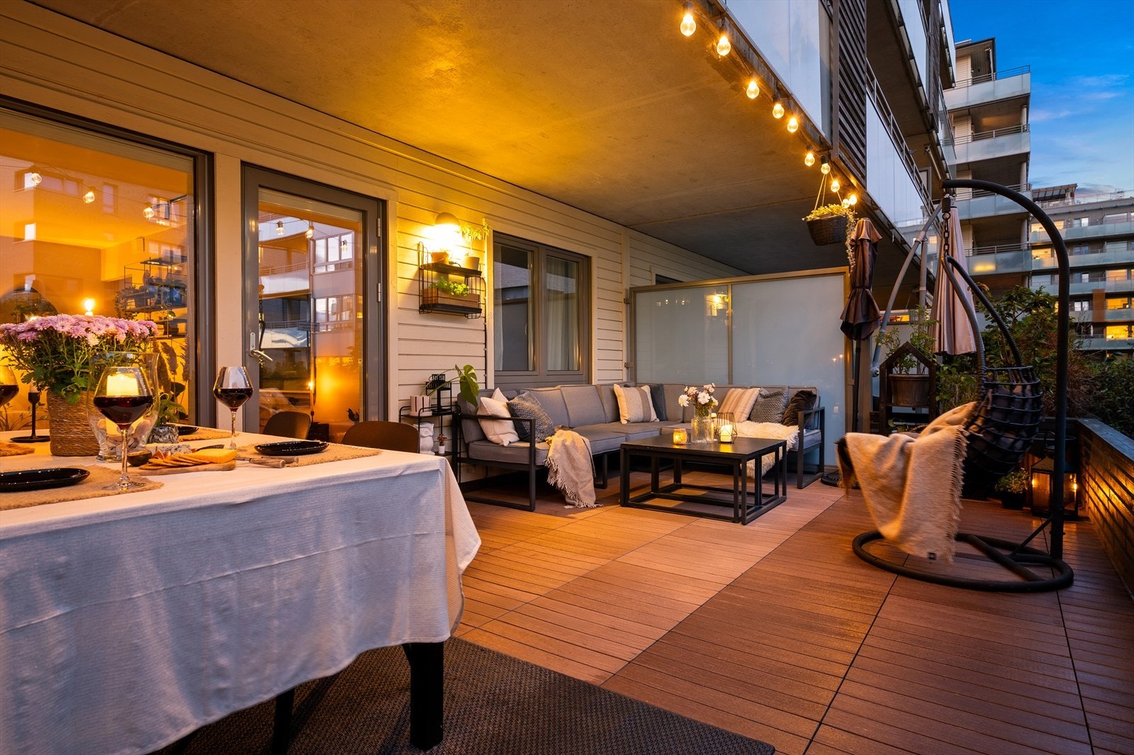 Markterrassen på kveldstid. Galleribilde