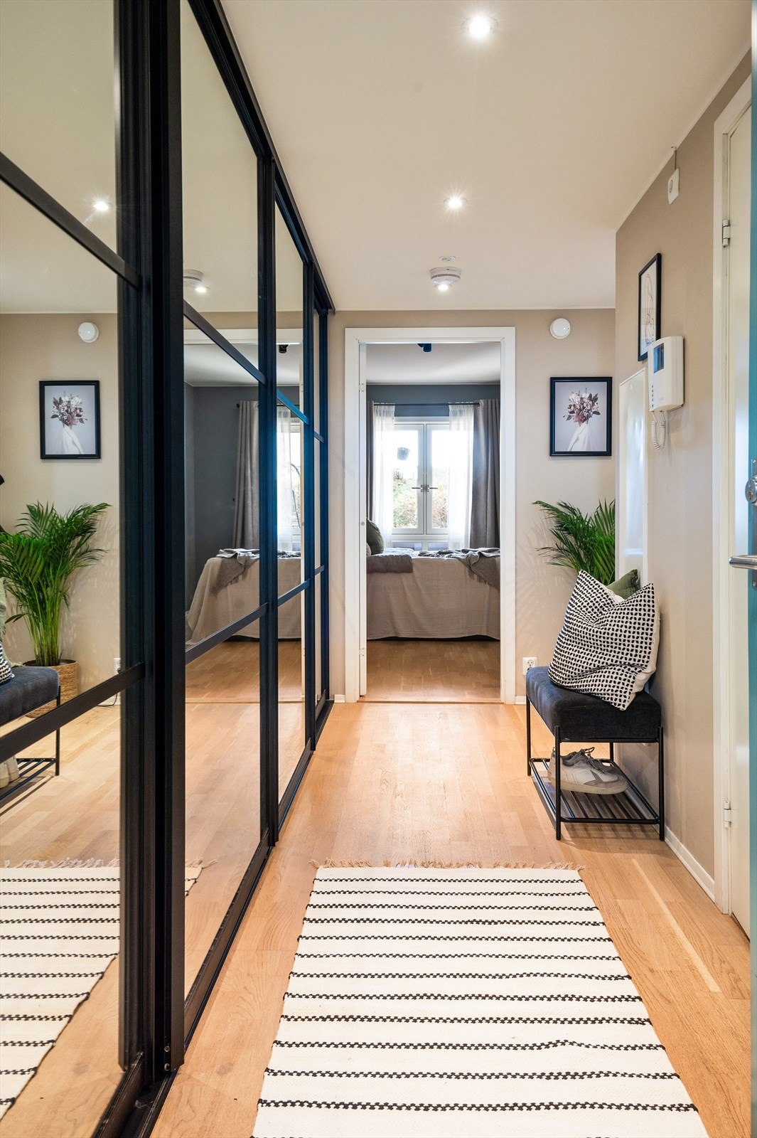 Mellomgang / Entré med stor skyvedørsgarderobe med speilfront. Galleribilde