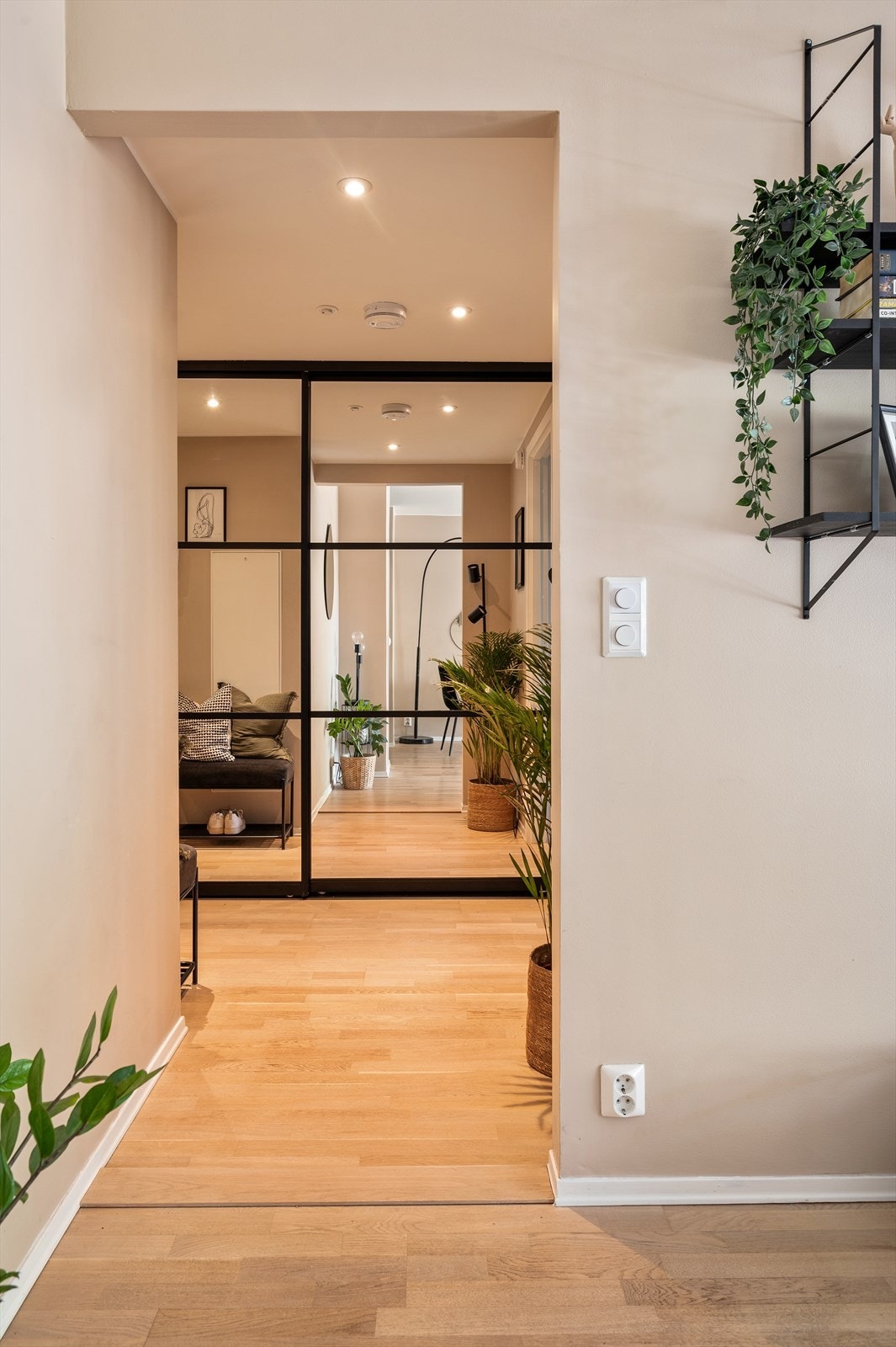 Fra stue mot mellomgang / entré. Galleribilde