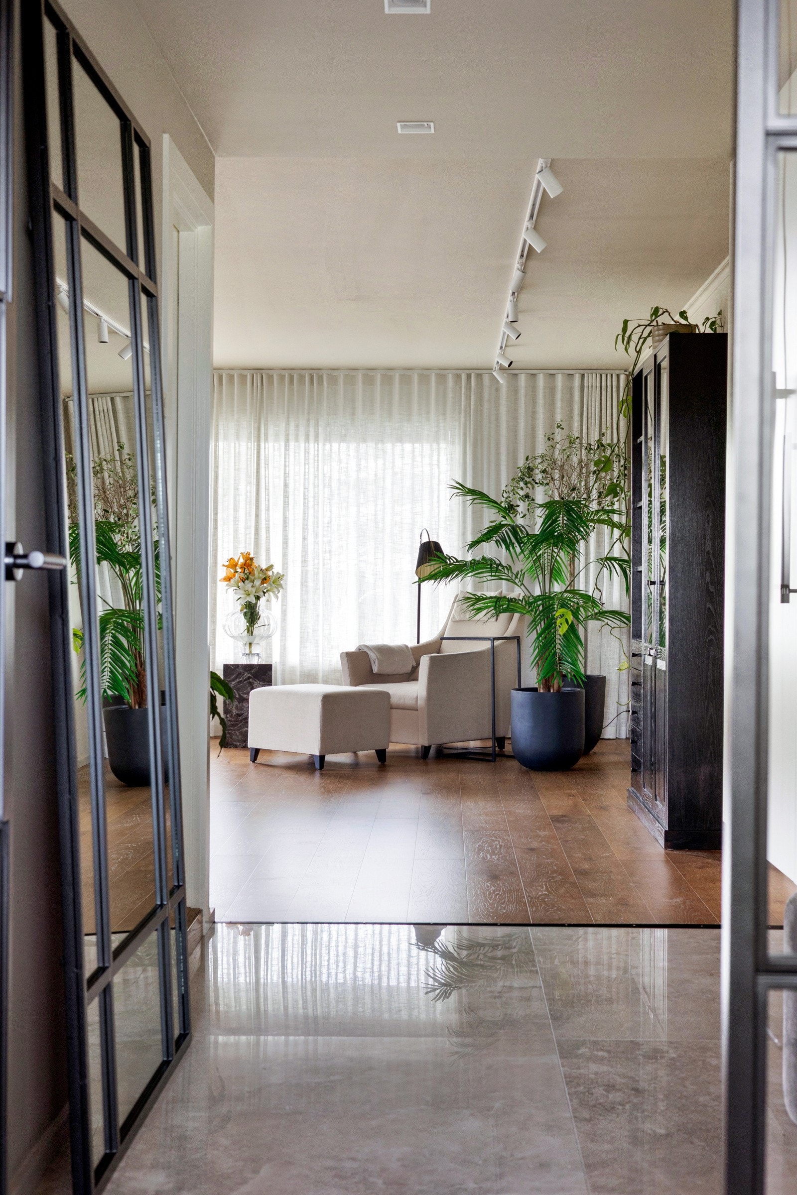 Leiligheten har en lys og innbydende entré med lekre gulvfliser og slette, malte vegger. Gulvflisene har behagelig gulvvarme som tørker effektiv opp etter våte klær og sko Galleribilde