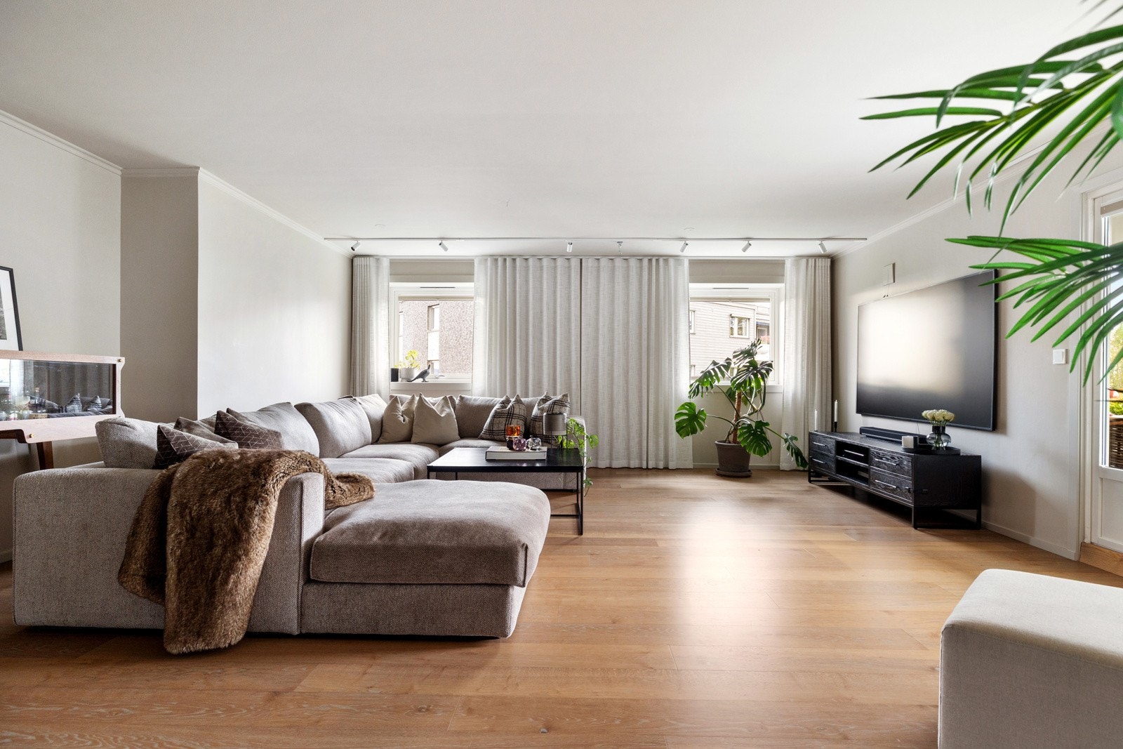 Store vindusflater samt døren mot terrassen fyller rommet med naturlig lys Galleribilde