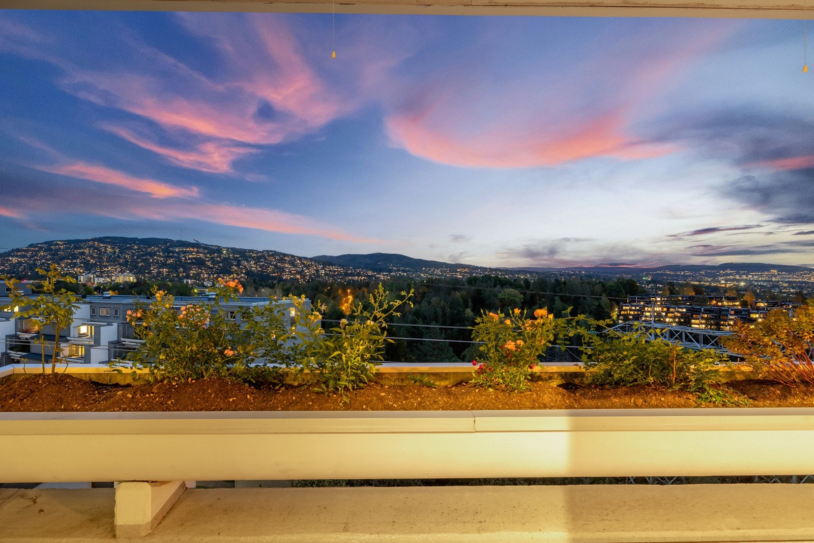 Balkongen har god plass til utemøbler Galleribilde