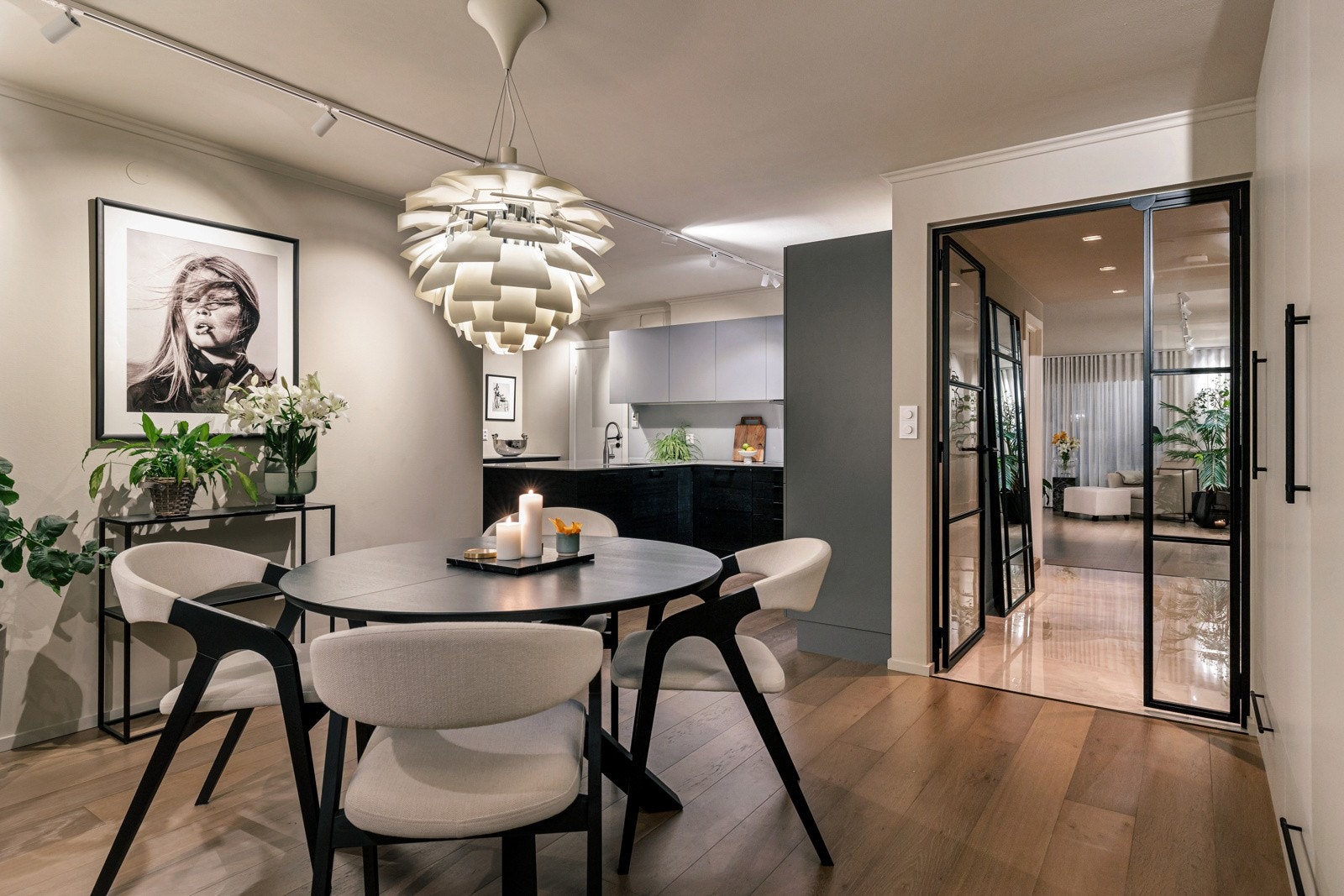 Leilighetens kjøkken ligger i eget rom med spisestuen Galleribilde