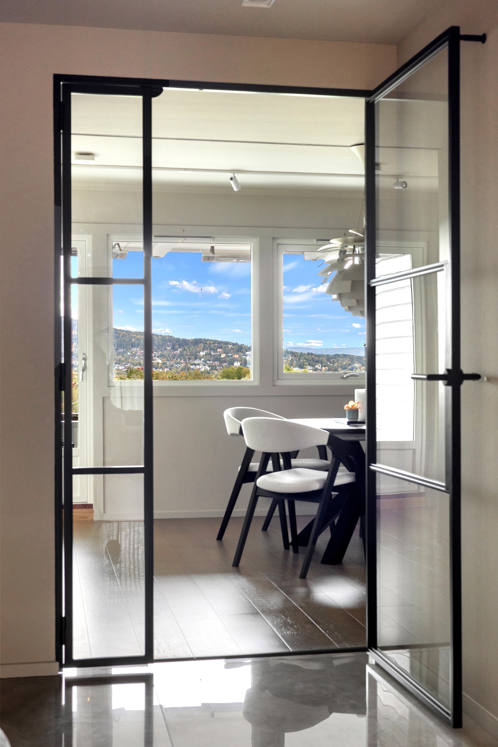 Fra entreen er det lekre smijernsdører inn til kjøkkenet Galleribilde