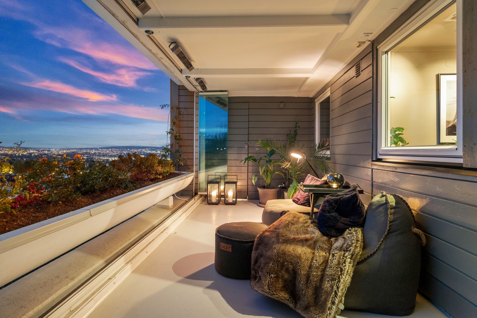 Terrassen fra kjøkkenet er innglasset og har fantastisk utsikt over hele byen Galleribilde