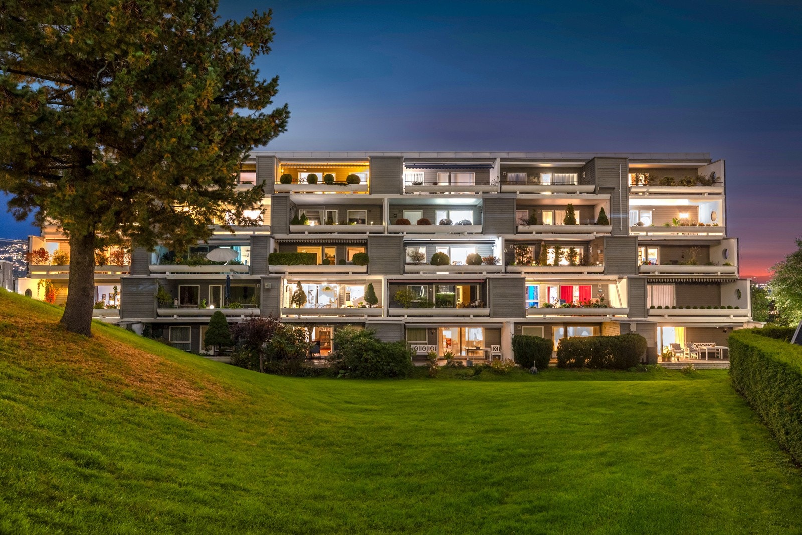 Her bor du høyt og fritt i med lite innsyn, flotte lysforhold og kort vei til både servicetilbud, skoler, barnehager og grøntområder Galleribilde