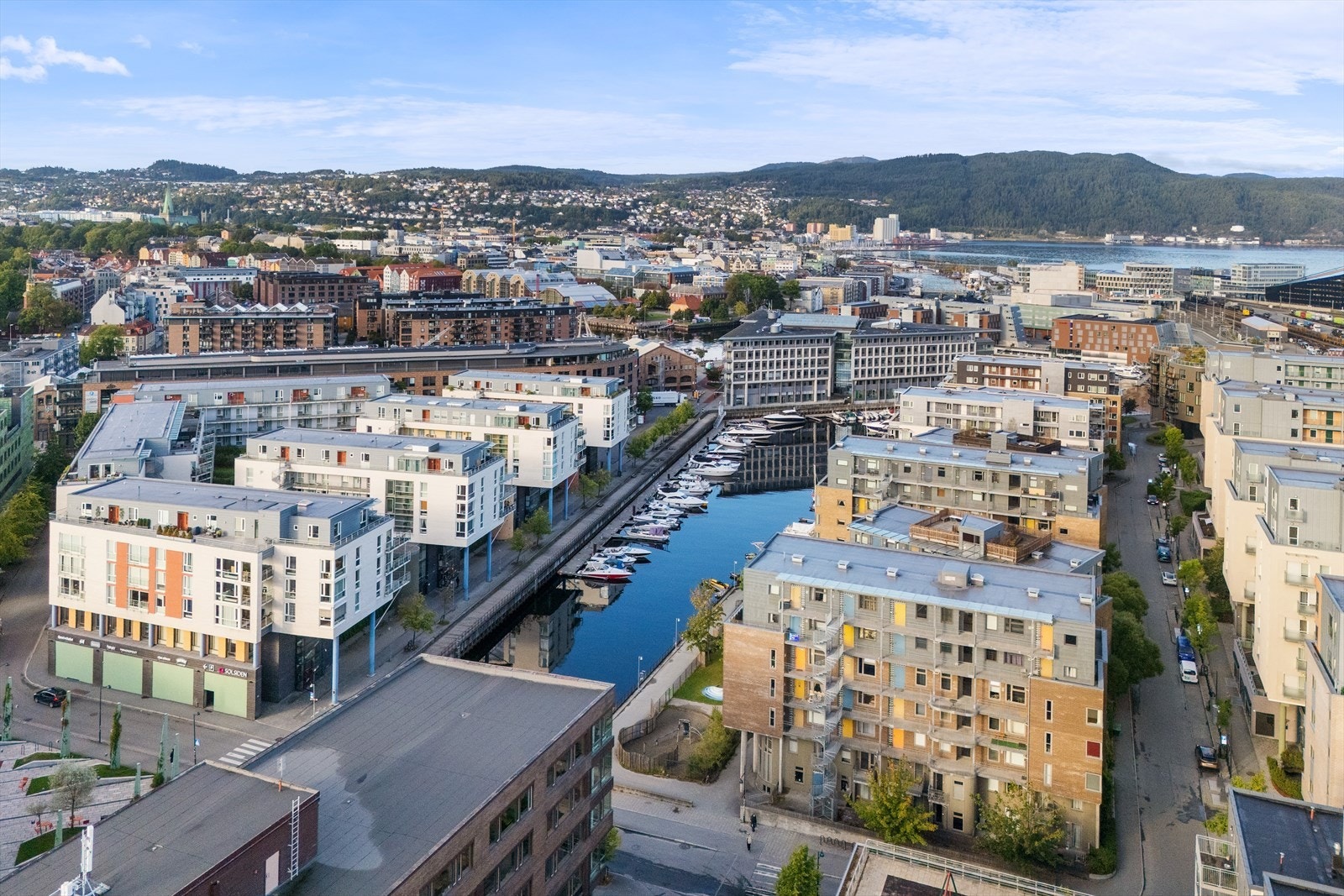 Et steinkast unna ligger Solsiden kjøpesenter hvor det er alt fra dagligvarehandel, vinmonopol, shoppingmuligheter og et ytrende uteliv. Galleribilde