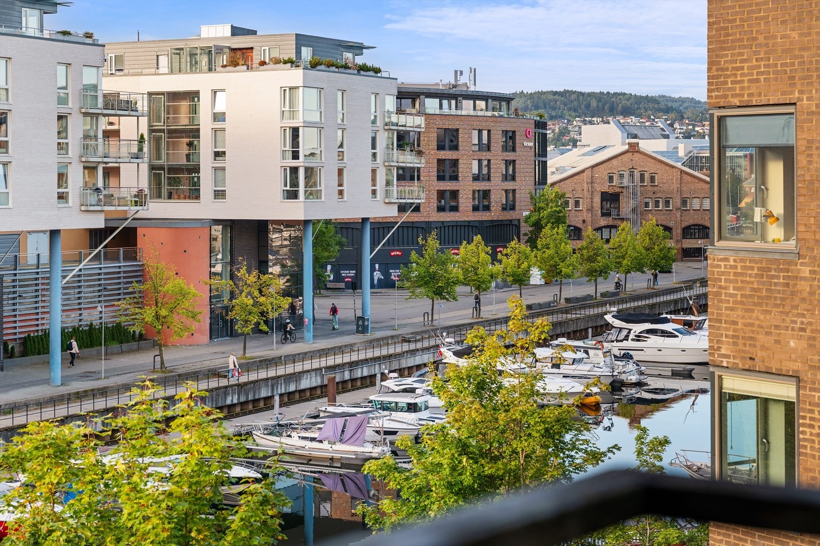 Denne utsikten kan nytes fra den flotte balkongen i 4. etasje! Galleribilde