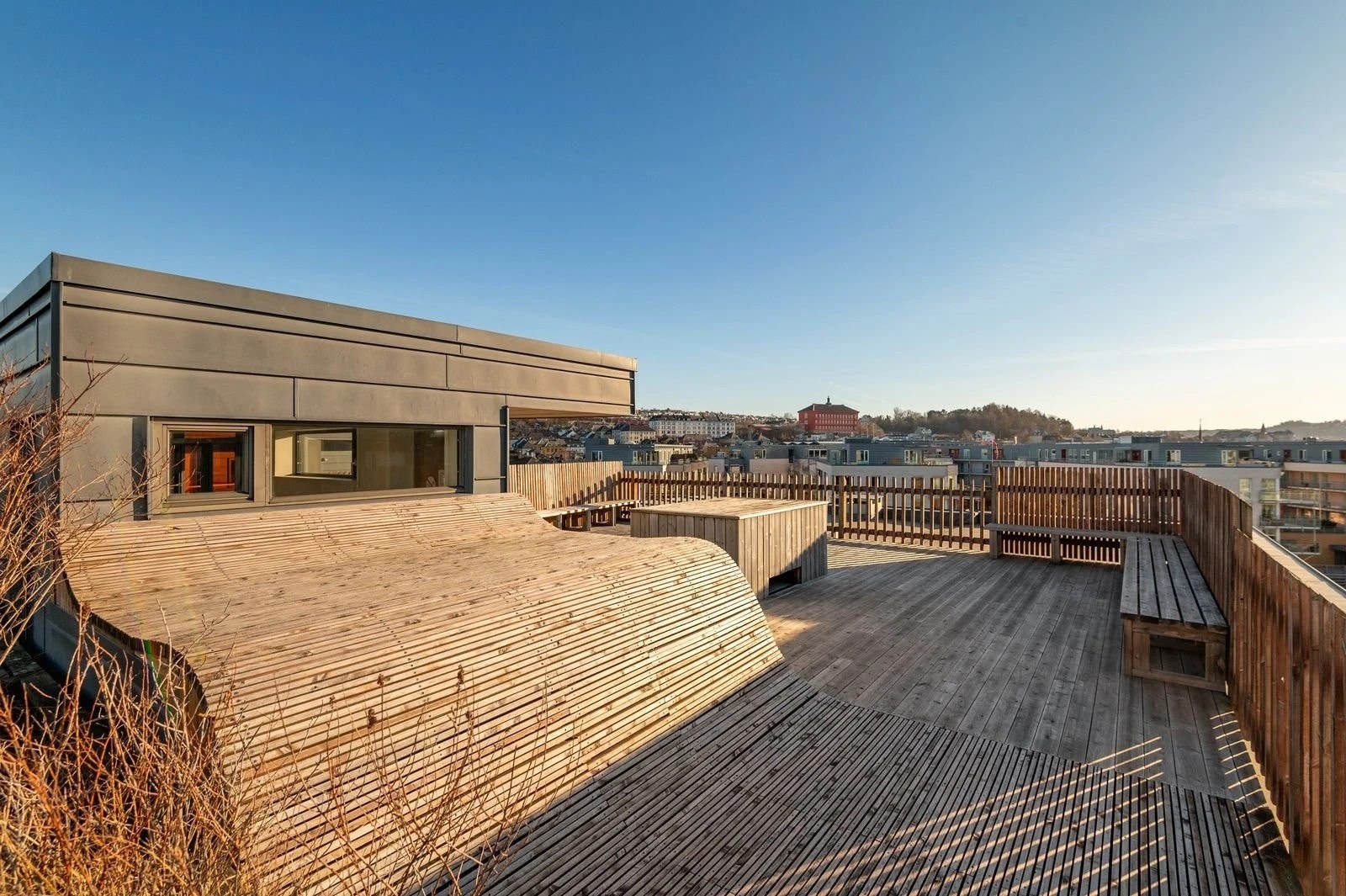 Sameiet har en felles takterrasse for beboere. Her kan panoramautsikt og strålende solforhold nytes i sommerhalvåret. Galleribilde