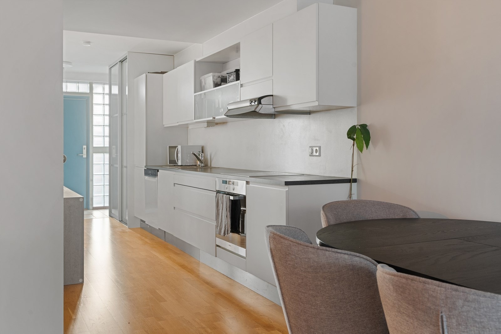 Praktisk kjøkkeninnredning med tidløst design og godt med skapplass i over og underskap. Hvitevarer som avbildet medfølger i handelen. Galleribilde