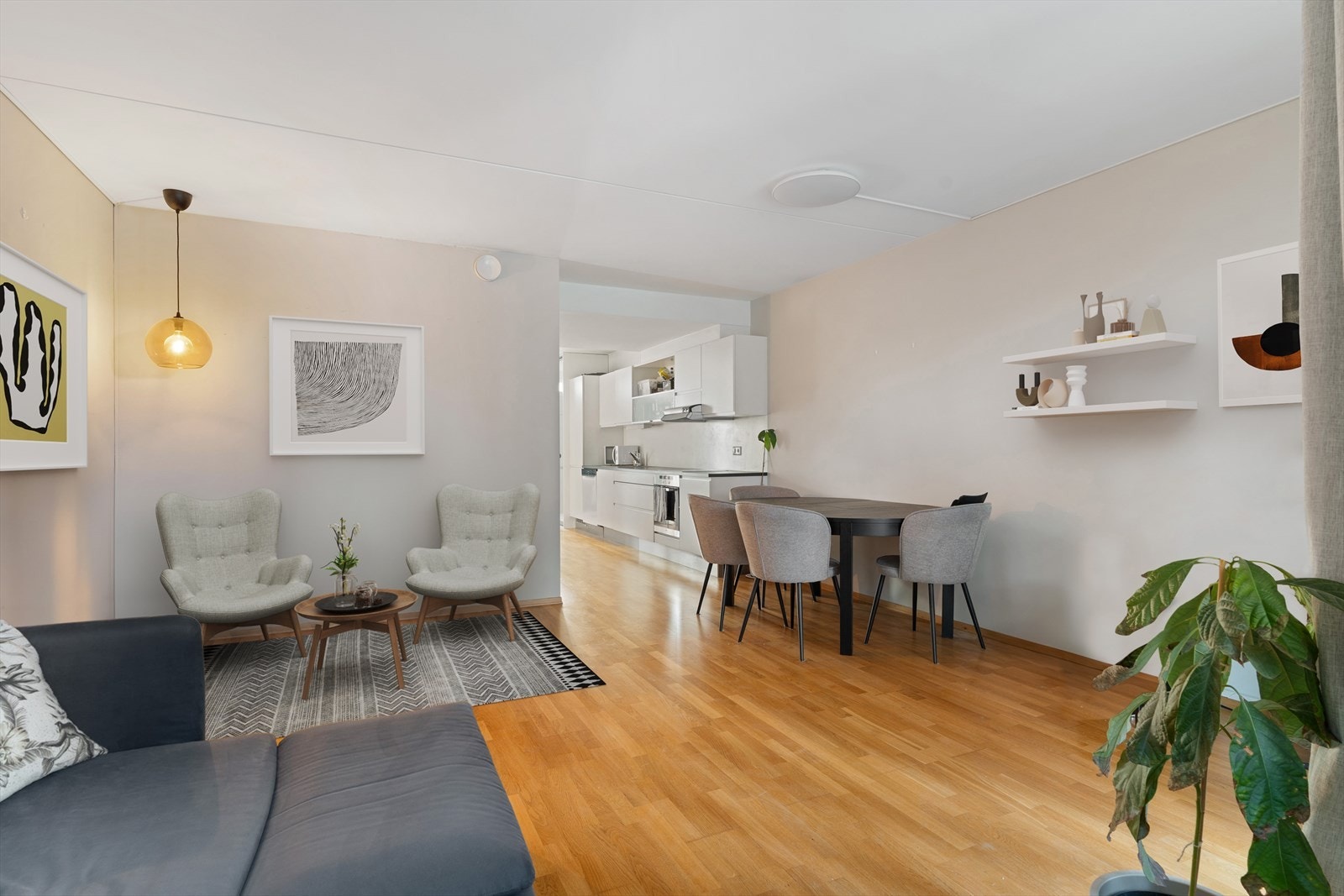 Leiligheten har moderne installasjoner som fjernvarme og balansert ventilasjon. Fjernvarme er inkl. i de månedlige felleskostnadene på 3.330,- Galleribilde