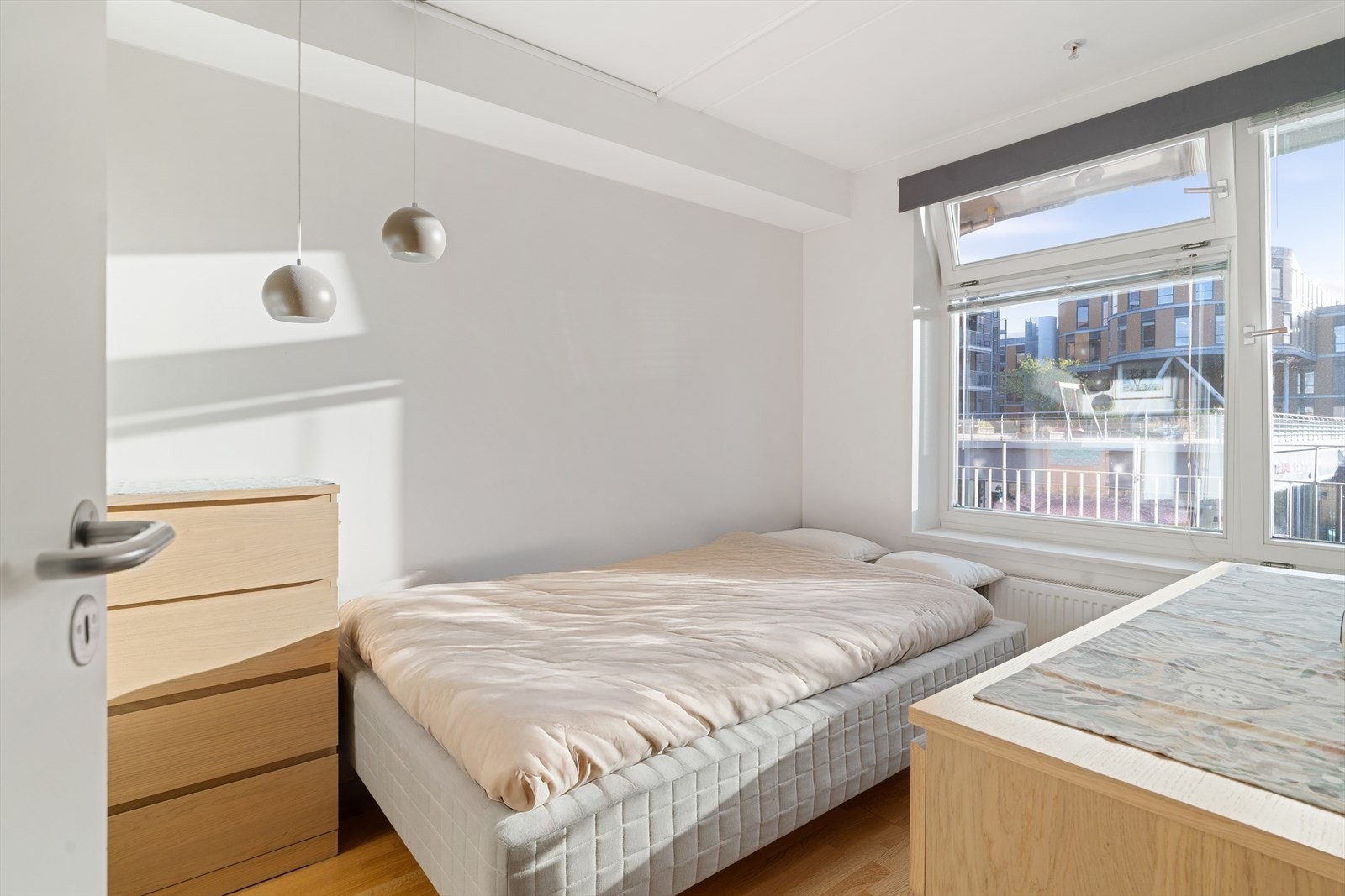 Soverommet er på 8,2m² og har eget omkledningsrom (walk-in garderobe) på ca. 3m². Galleribilde