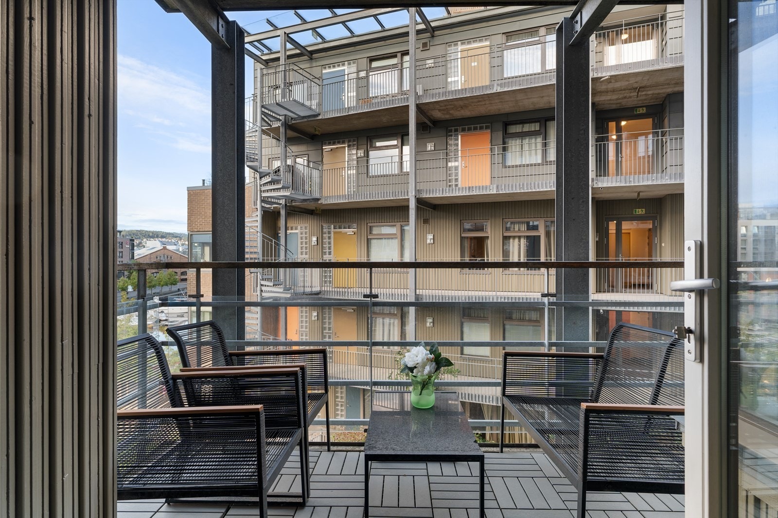 Her ligger man både vestvendt med flotte solforhold, i tillegg til pen utsikt over havnebassenget på Solsiden. Galleribilde