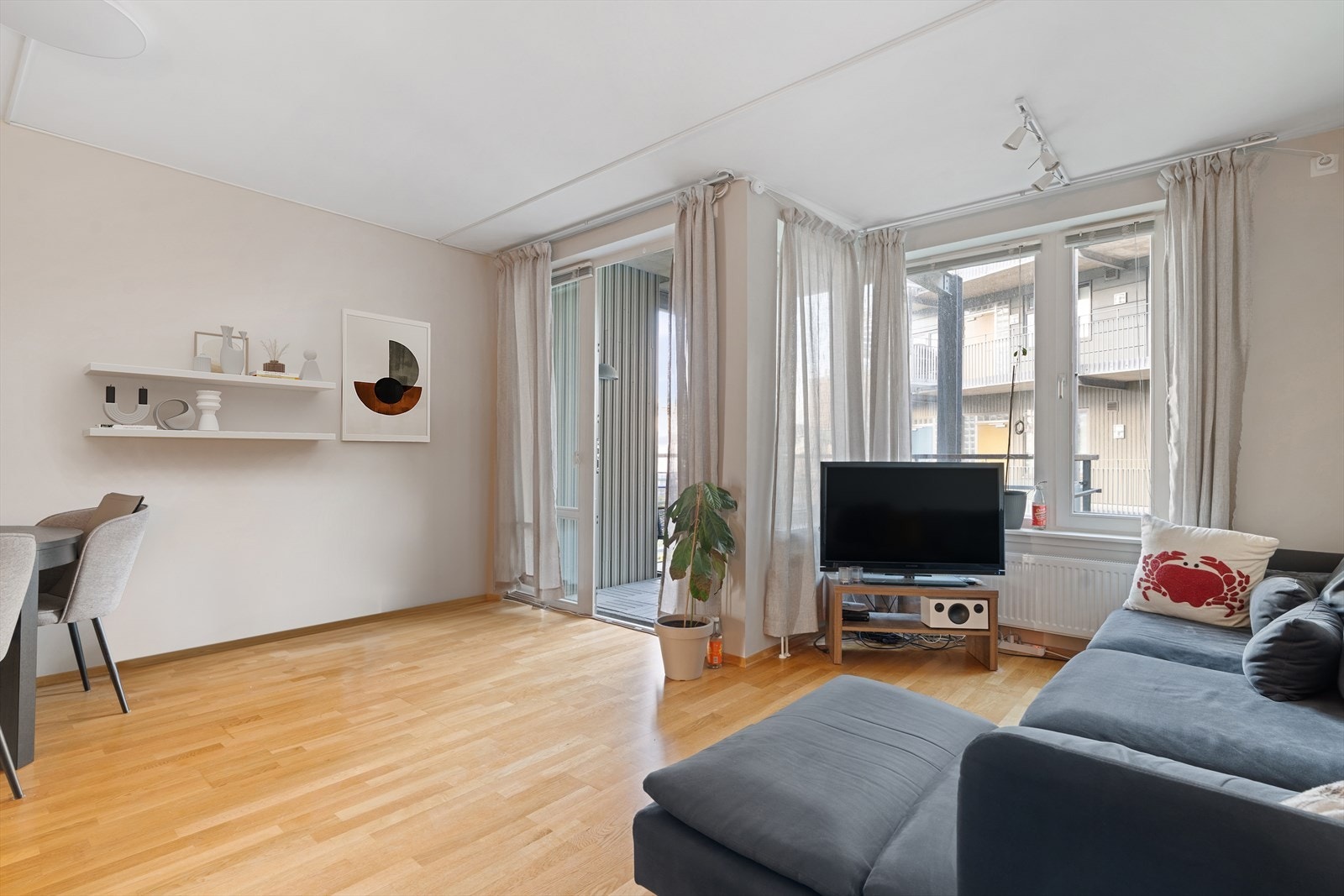 Oppholdssonen holder en gjennomgående pen og tidsriktig standard med parkett på gulv og slette vegger med listefrie overganger. Galleribilde