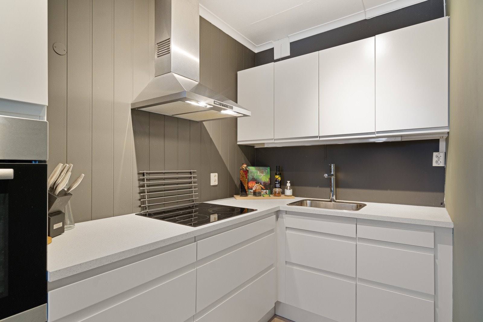 Godt med skap- og benkeplass på kjøkkenet Galleribilde