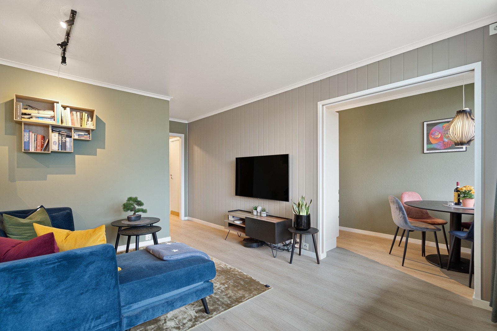 Stuen er malt opp i flotte fargekombinasjoner som gir et moderne uttrykk Galleribilde