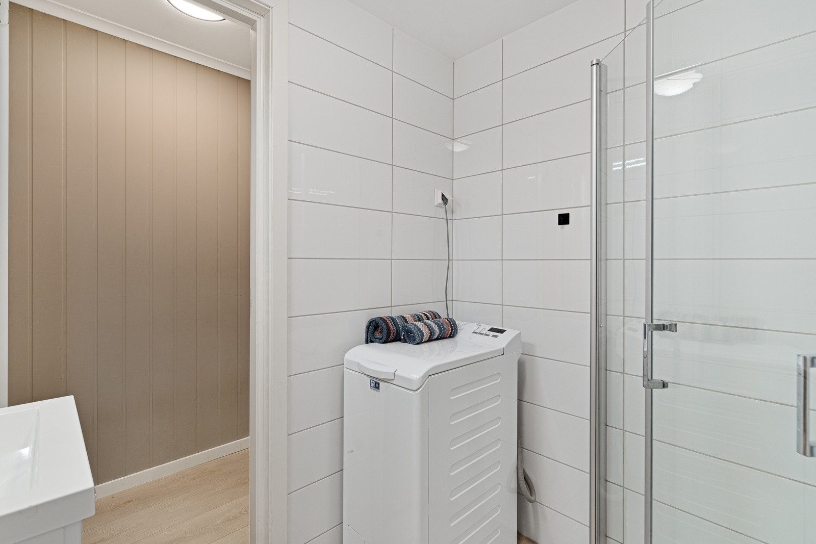 Det er lagt opp til egen vaskemaskin på badet Galleribilde