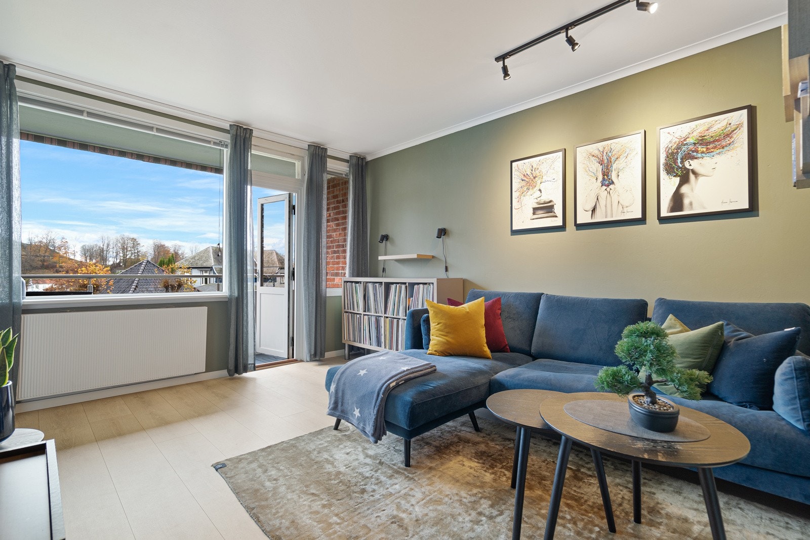 Delvis åpen løsning fra kjøkken til stuen Galleribilde