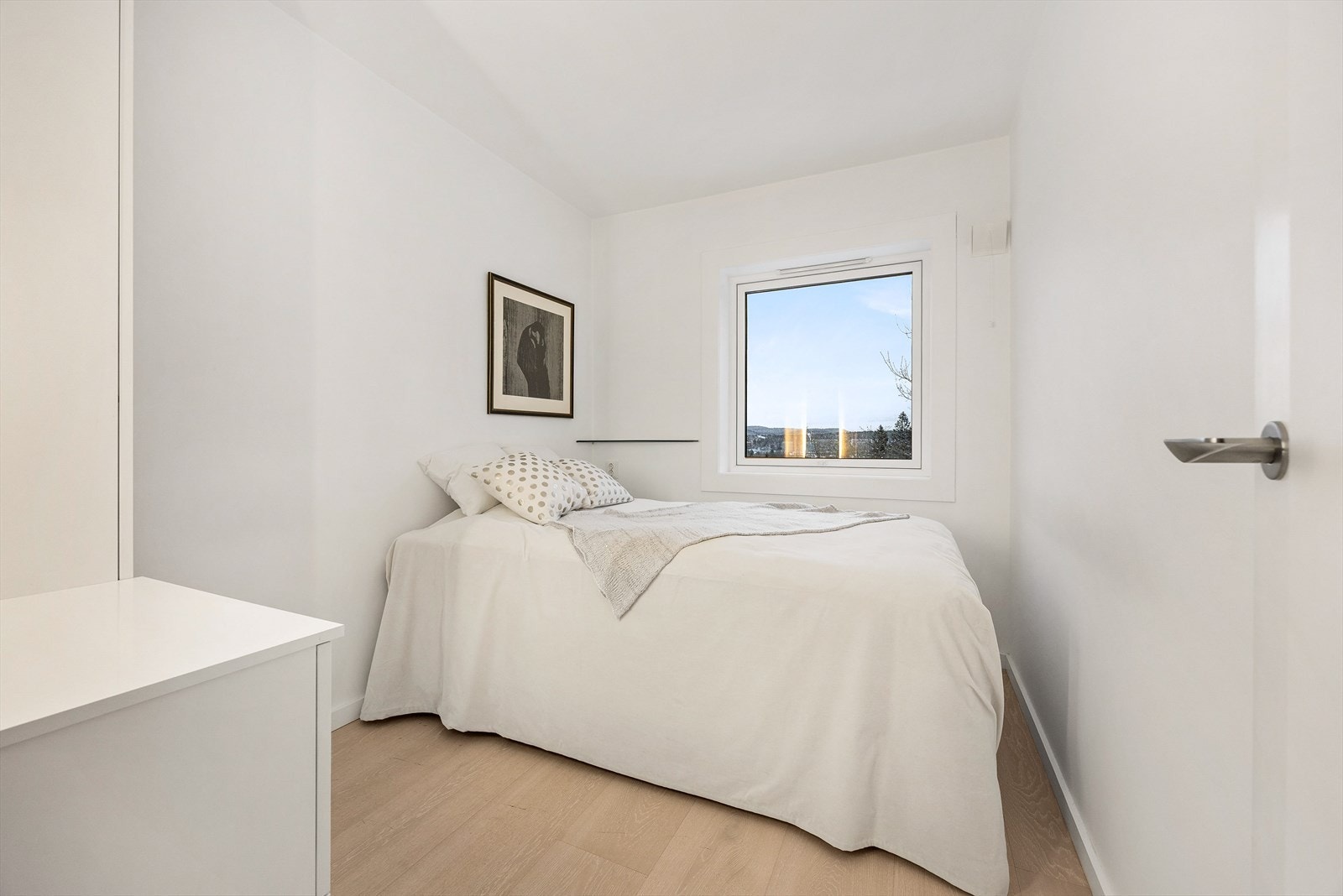 Soverom med god plass til dobbeltseng og garderobeløsning Galleribilde