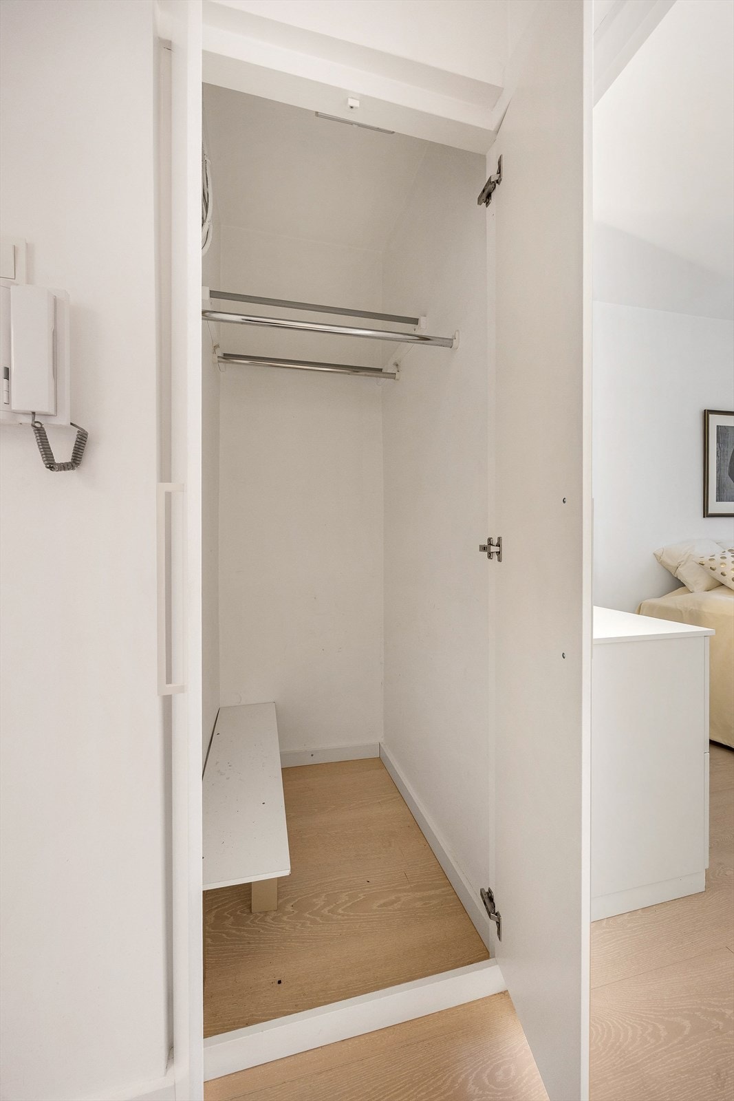 Garderobeskapet i gangen gir god plass til oppbevaring av yttertøy og sko. Galleribilde