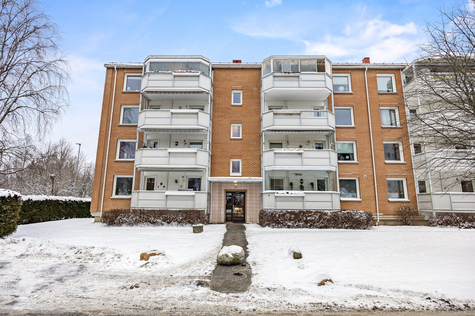 Leiligheten ligger i en klassisk teglsteinsgård med velholdte fasader. Galleribilde