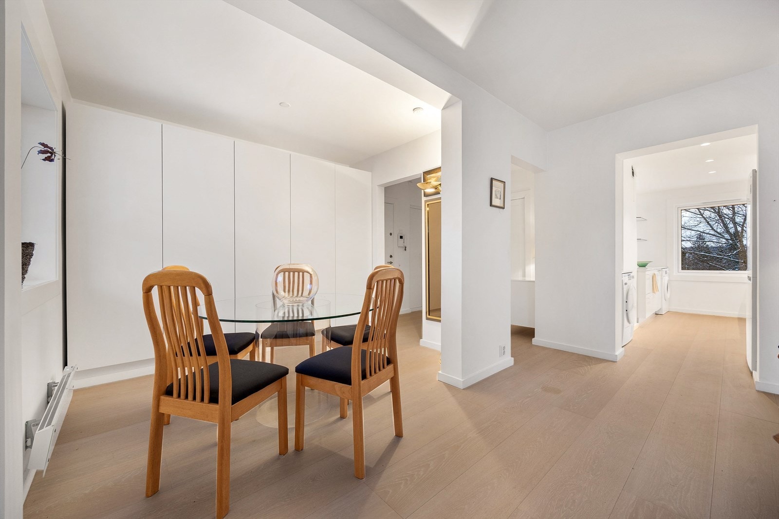 Spisestuen har plass til et stort spisebord og en hel vegg med plassbygde skap for optimal lagring. Spiseplassen kan også bli et soverom da det opprinnelig har vært soverom. Galleribilde