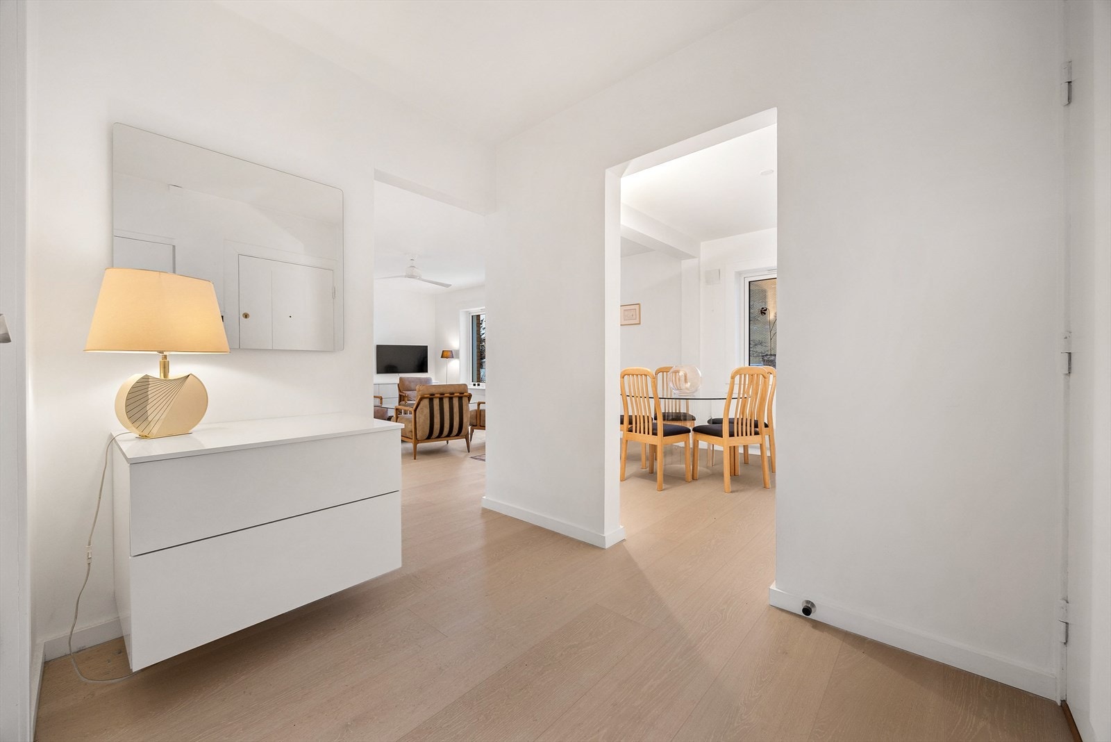 Fra entreen åpner leiligheten seg opp mot stuen og spisestuen. Galleribilde