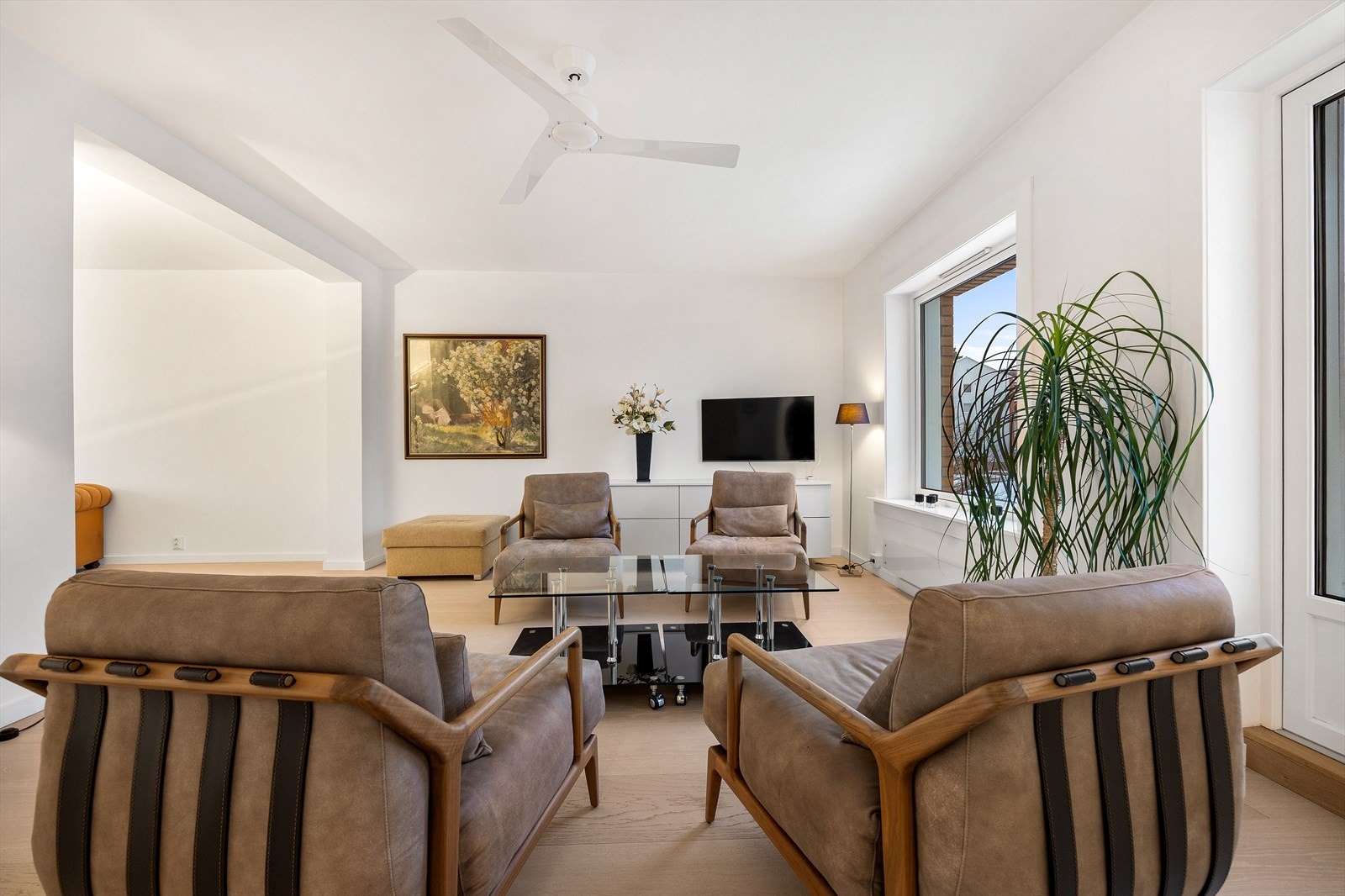 En gjennomgående og lys leilighet med store vindusflater og en åpen planløsning. Galleribilde