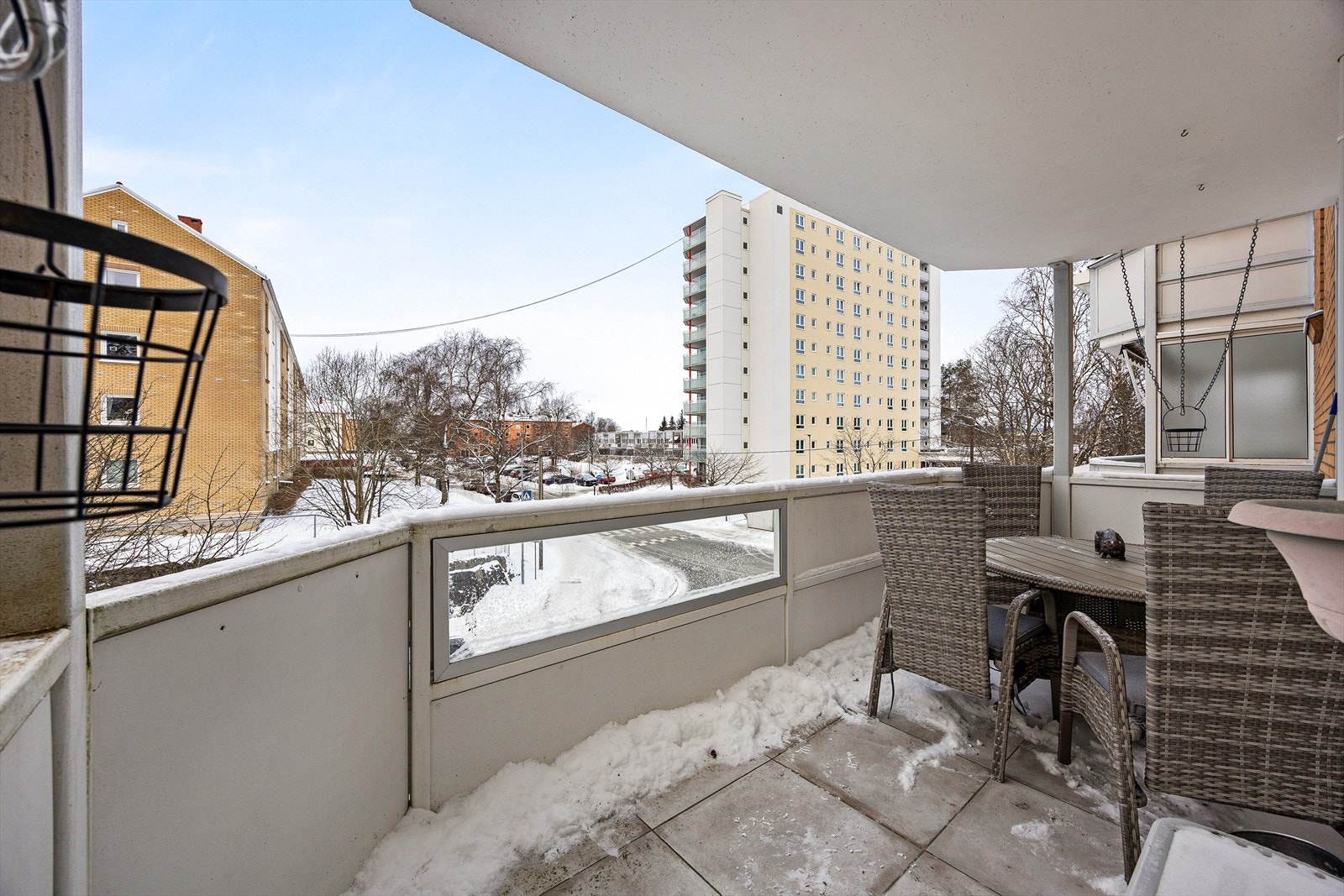 Utsikt over et rolig og etablert nabolag. Galleribilde