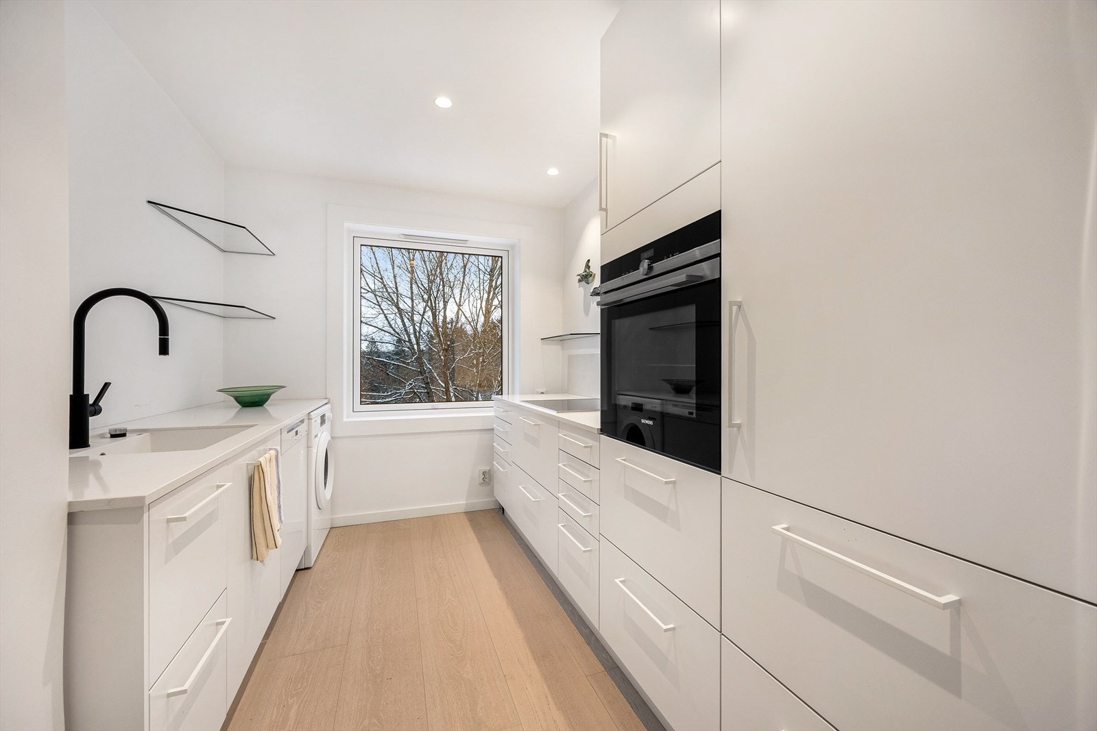 Kjøkkenet er praktisk innredet med god benke- og skapplass på begge sider. Galleribilde