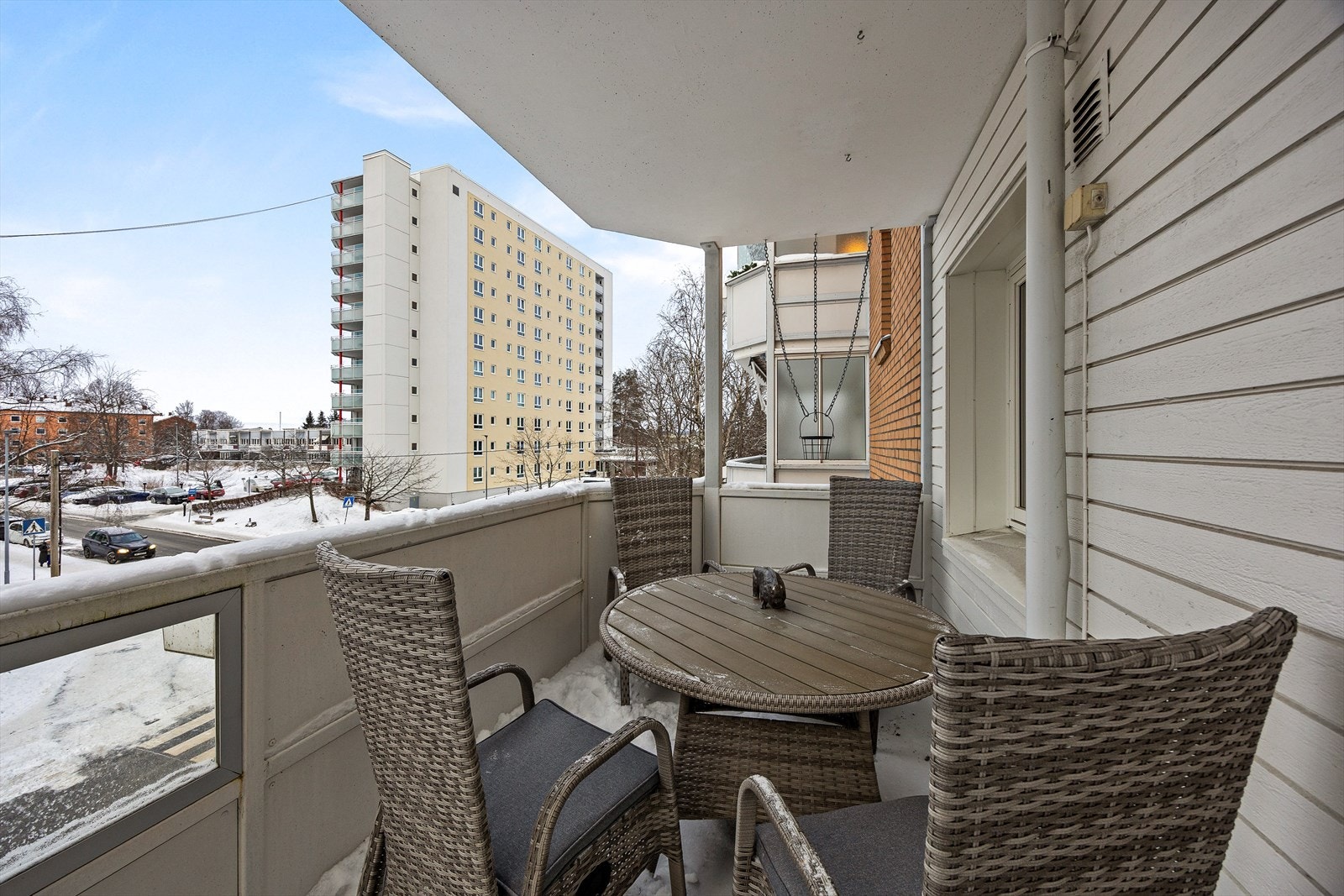 Den romslige balkongen er sydvendt og har god plass til en sittegruppe. Galleribilde