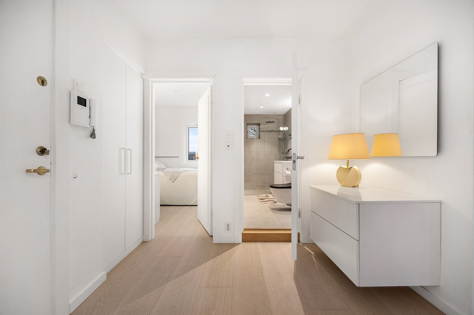 Innbydende entré med plassbygd garderobeskap og callinganlegg. Galleribilde