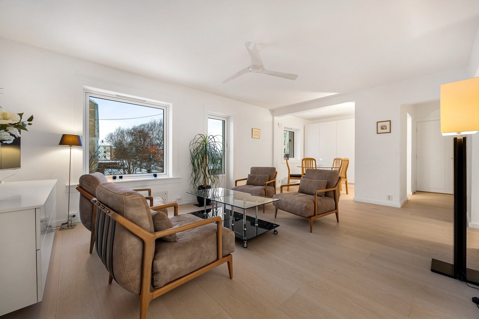 De store vinduene slipper inn rikelig med naturlig lys. Galleribilde