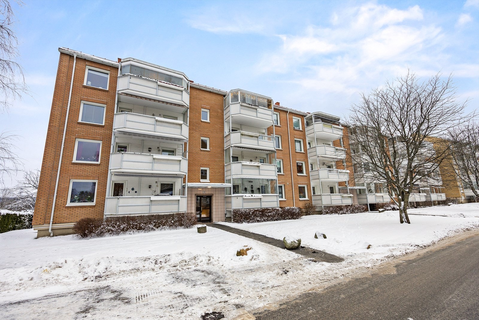 Bygget har en fin plassering i et etablert og rolig boligområde. Galleribilde