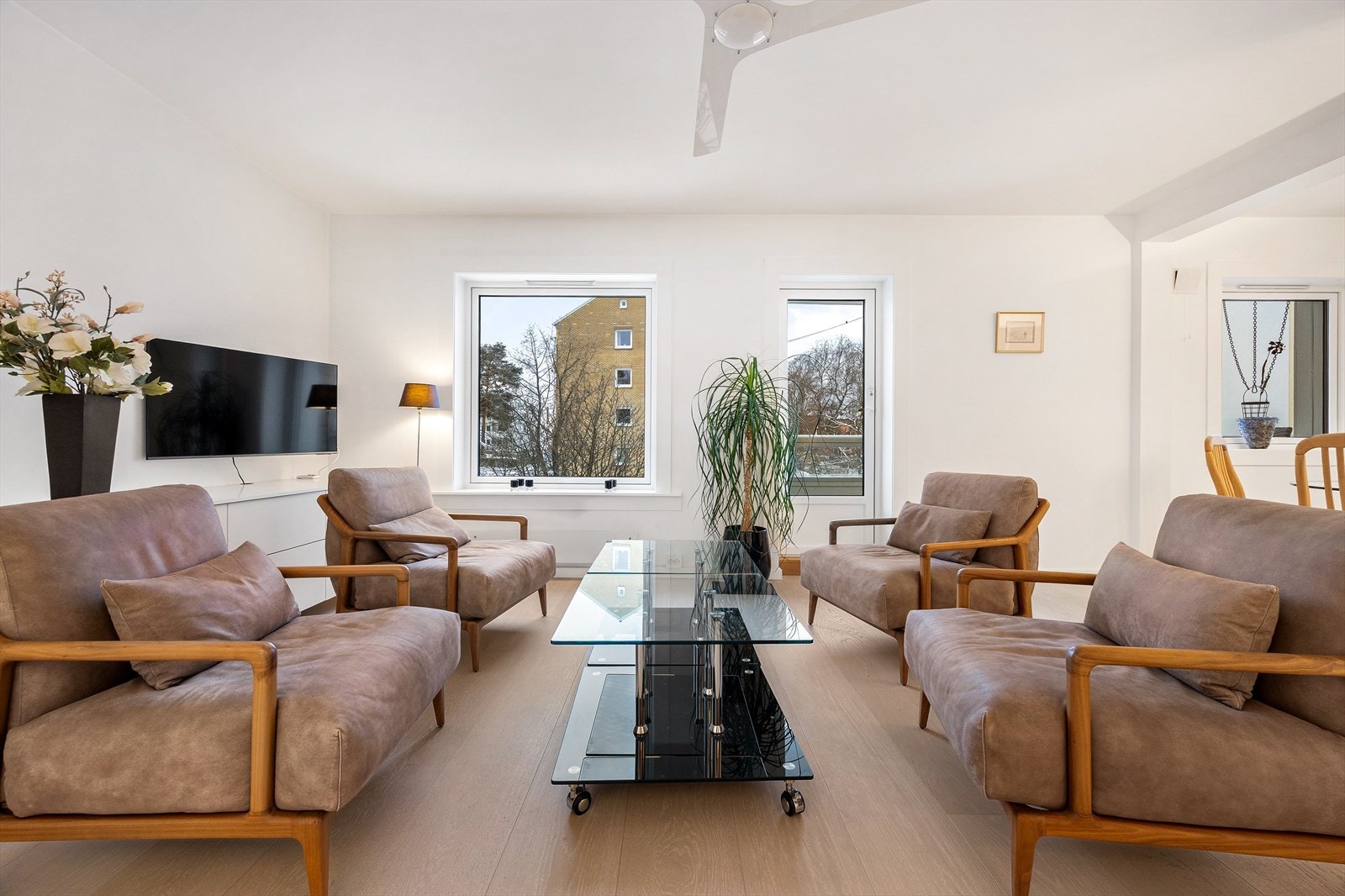 Gjennomgående enstavs eikeparkett og slette, malte vegger gir et helhetlig og stilrent uttrykk. Galleribilde