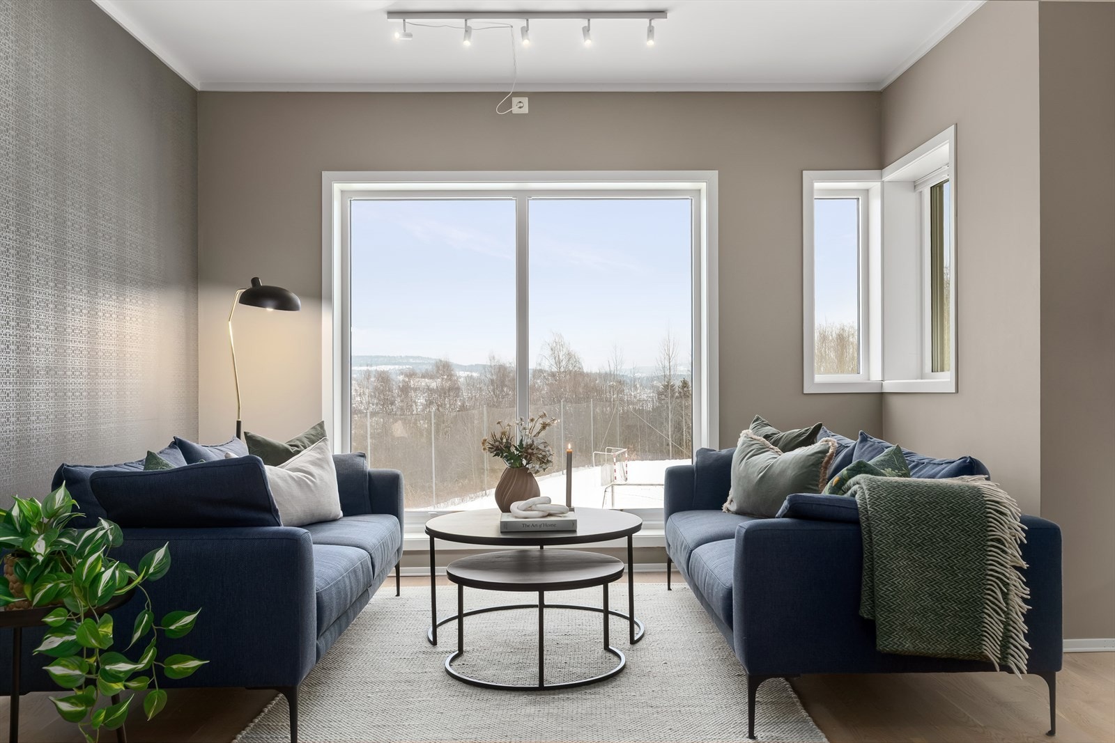 De store vindusflatene bidrar til godt med naturlig lys i oppholdsrommet Galleribilde