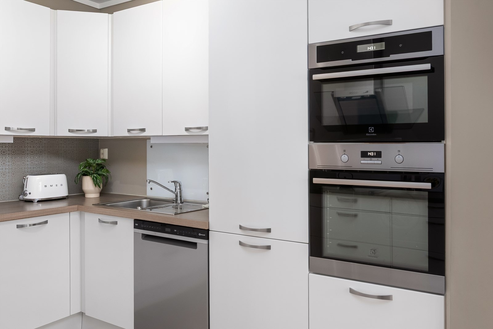 Kjøkkenet er utstyrt med hvitevarer som stekeovn, kombiovn, platetopp (2025), kjøleskap og oppvaskmaskin (2025) Galleribilde