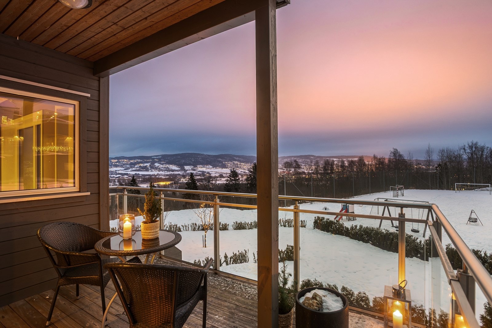 Fra stuen er det adkomst til nydelig uteplass som er delvis overbygd Galleribilde