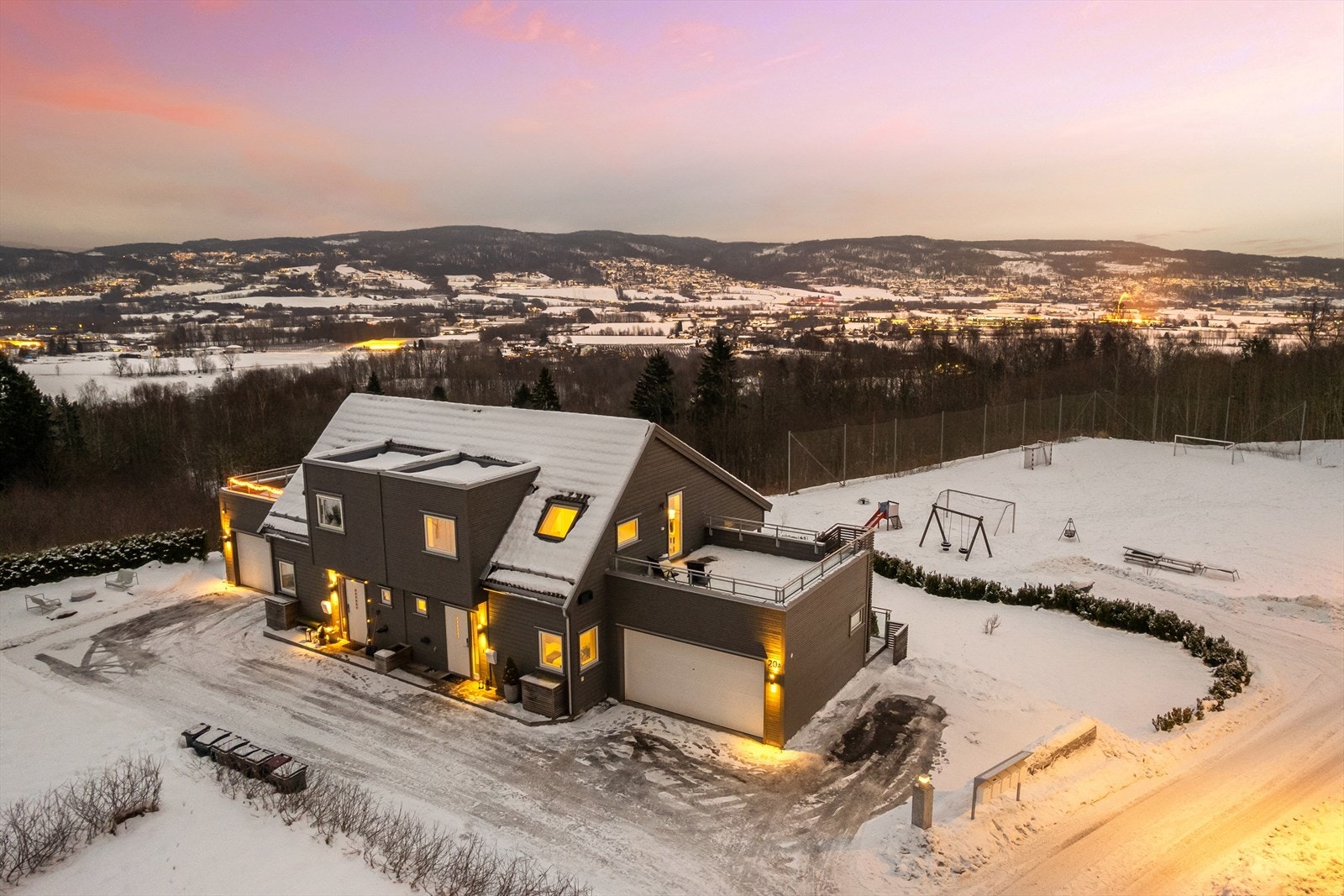 Asfaltert innkjørsel med parkering i dobbel garasje og biloppstillingsplass Galleribilde