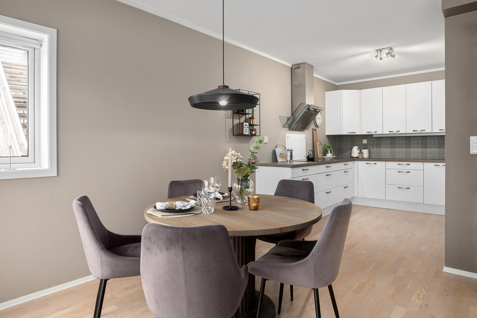 Naturlig plass for spisegruppe i tilknytning til kjøkkenet Galleribilde