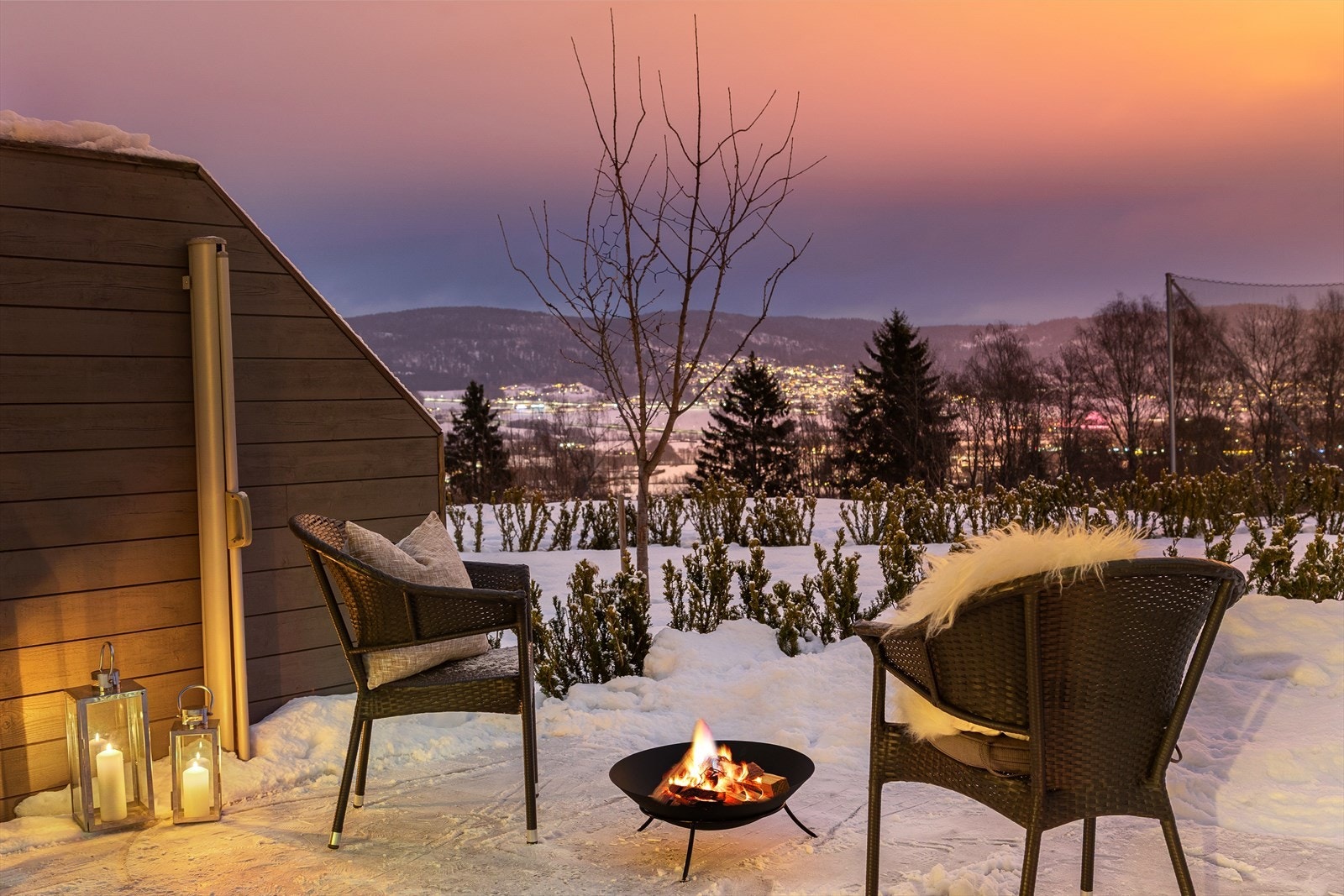 Adkomst til usjenert uteplass fra stuen Galleribilde