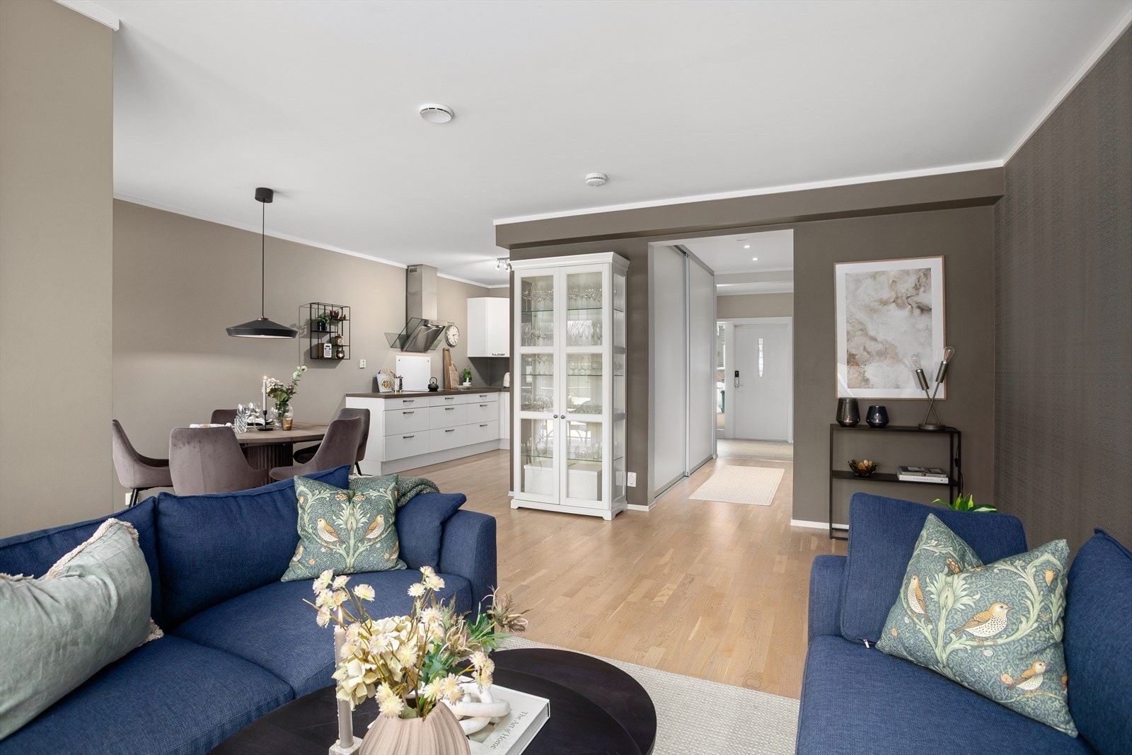 Videre adkomst til flott stue og kjøkken Galleribilde