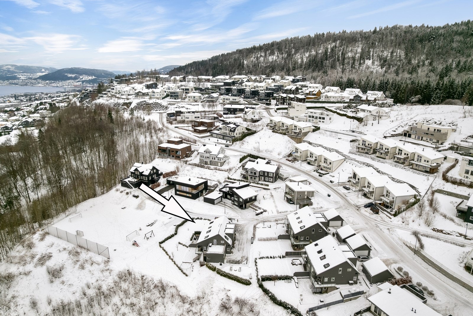 Fra boligen er det kort vei til servicetilbud og marka Galleribilde