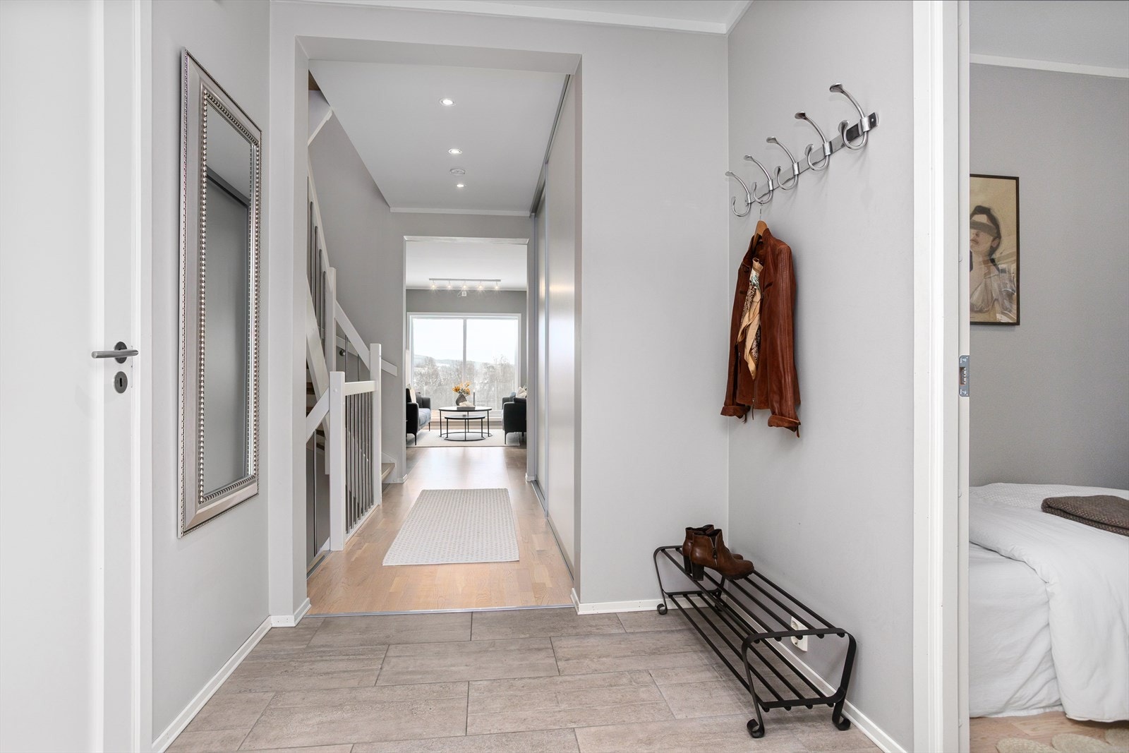 Flislagt gulv med varme samt skyvedørsgarderobe for oppbevaring Galleribilde