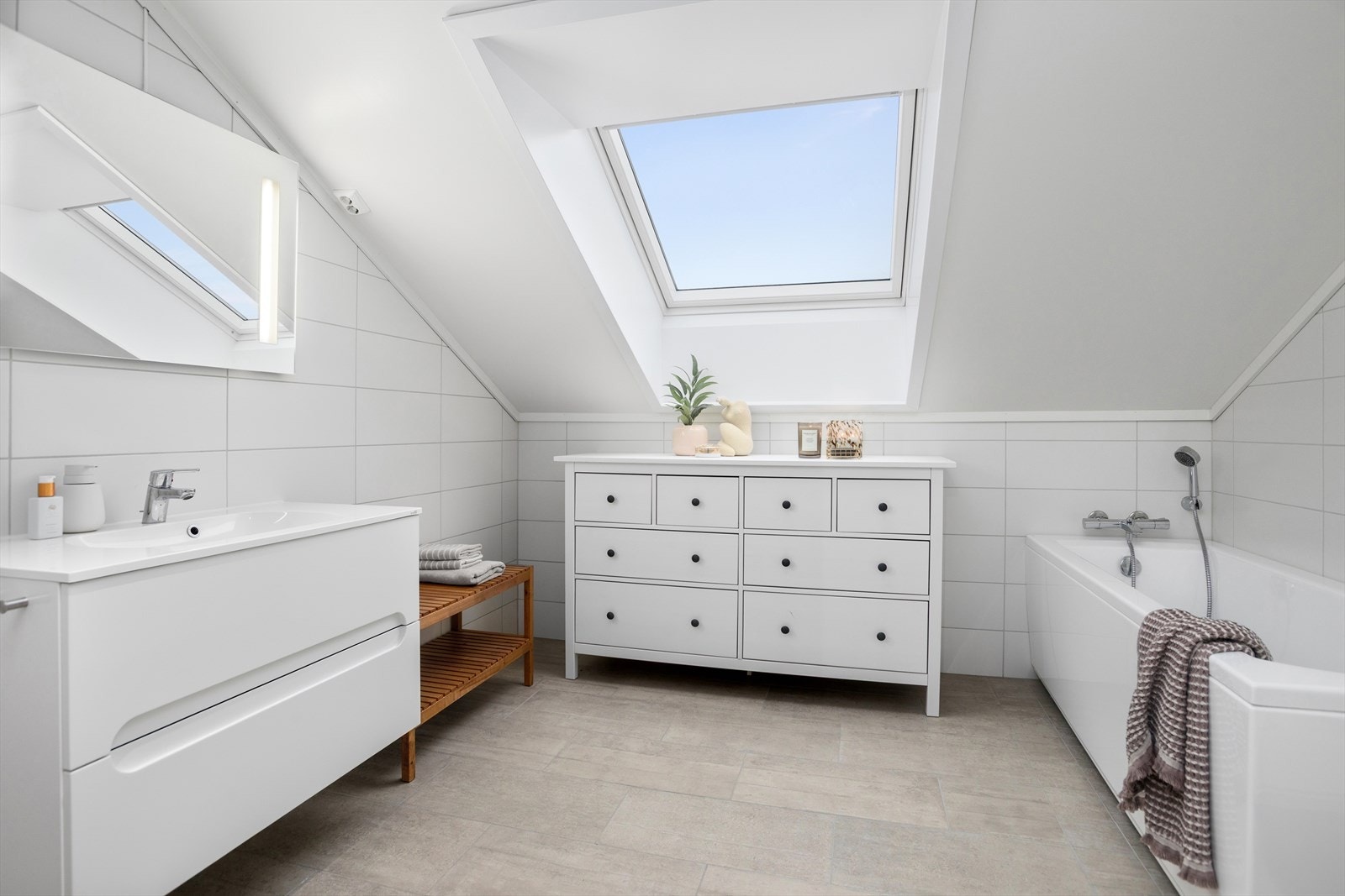 Romslig bad med flislagte overflater og varmekabler i gulv Galleribilde