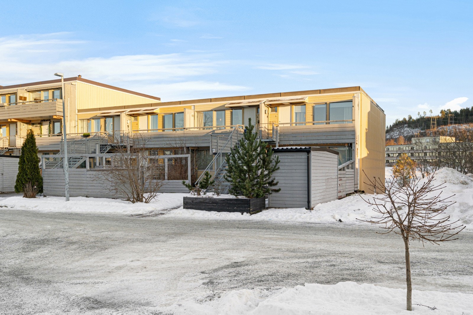 Det er også parkering på utvendig biloppstillingsplass. Det er også mulighet for å søke borettslaget om fast garasjeplass. Galleribilde