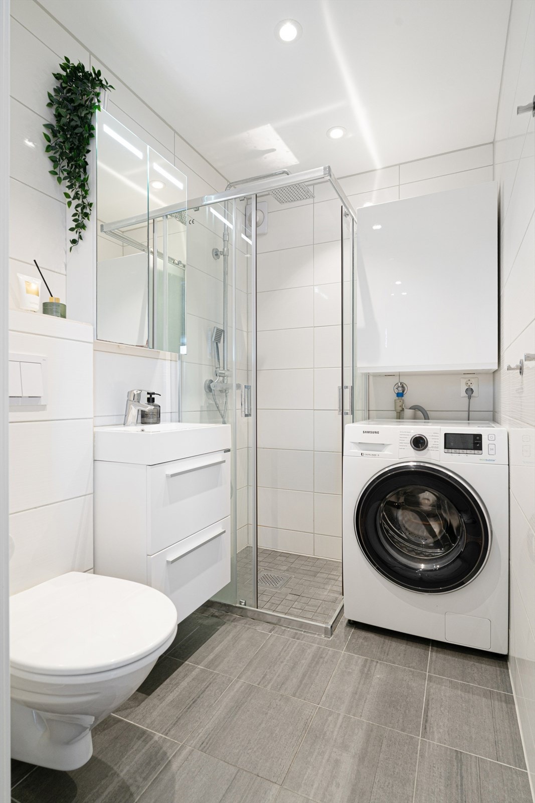 Moderne baderom som ble totalrenovert i 2017. Galleribilde