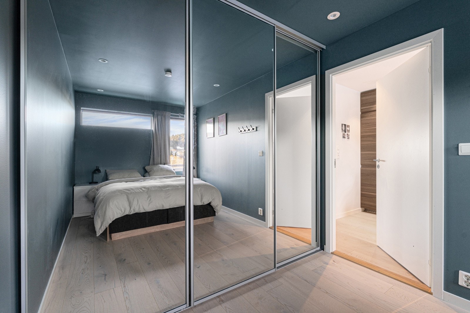 Her har du også en skyvedørsgarderobe som medfølger handelen. Galleribilde